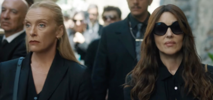 Тони Коллетт и Моника Беллуччи приходят на похороны мафиози в трейлере «Мафия Мамма»