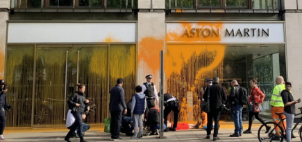 Активист Just Stop Oil облил краской фасад автосалона Aston Martin в Лондоне