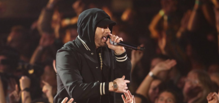 Эминем выпустил клип на трек 2009 года «Crack A Bottle»