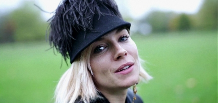 Сиенна Миллер снялась в пародии на звездных матерей