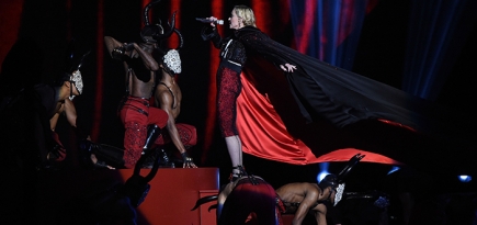 Красота, сбивающая с ног: как Мадонна стала жертвой плаща Giorgio Armani