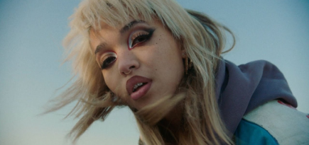 FKA Twigs едет на мотоцикле в клипе на трек «Honda»
