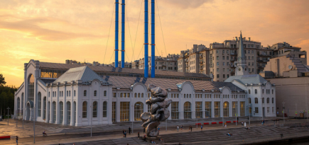 Скульптура Урса Фишера «Большая глина № 4» останется около здания «ГЭС-2» на неопределенный срок