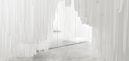 Белоснежная инсталляция COS и Snarkitecture