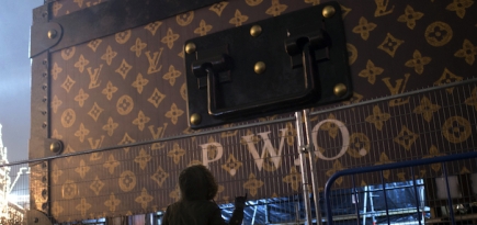 Огромный сундук Louis Vuitton появился на Красной площади
