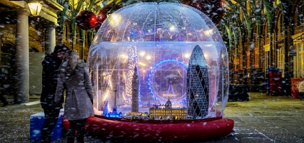 Огромный снежный шар из Lego в Лондоне