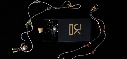 J. Kim выпустила первую коллекцию украшений — из бисерных человечков