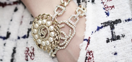 Украшения Chanel — от эклектики Габриэль до экспериментов Лагерфельда и комплиментов от Виар