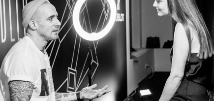 Катя Дарма разговаривает с основателем тату-студии Sang Bleu, а он — делает ей татуировку