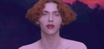 Героиней показа Louis Vuitton стала Sophie. Вспоминаем других любимых музыкантов Николя Жескьера