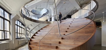 \"Лестница-монета\" в офисе рекламного агентства Wieden+Kennedy