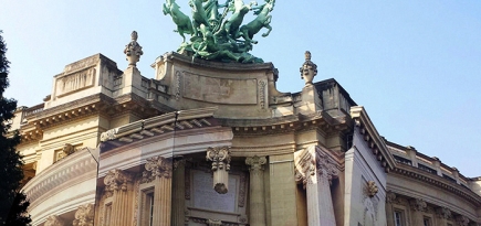 Французский художник \"разрушил\" парижский Гран-Пале