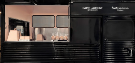 Saint Laurent Rive Droite открыл фургон с мороженым возле бутика в Париже