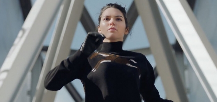 Кендалл Дженнер бежит по утреннему Парижу в новом видео Longchamp