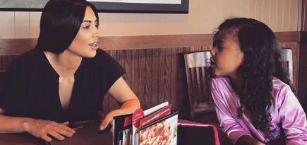 В семье Кардашьян-Уэст произошел конфликт из-за макияжа Норт