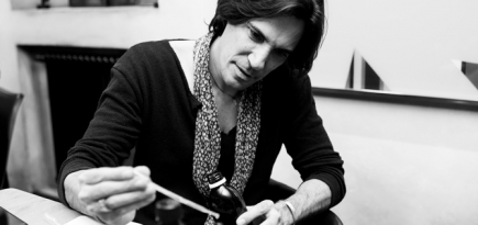 «Хороших или плохих запахов нет, есть только разные обстоятельства жизни». Интервью с парфюмером Эрезом Розеном