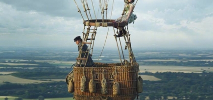 Эдди Редмэйн летает на воздушном шаре в первом кадре из драмы «Аэронавты»