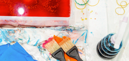 В ЦУМе открылась лаборатория кастомизации вещей в стиле tie-dye