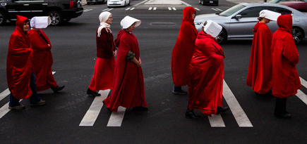 Благословен плод: как красная роба из «Рассказа служанки» стала символом протеста