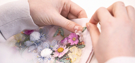 Живые цветы и фата в виде росы: как создавалась коллекция Chanel Haute Couture