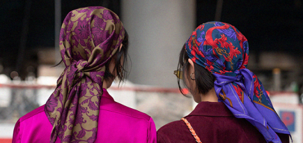 Тенденция стритстайла: шёлковый платок