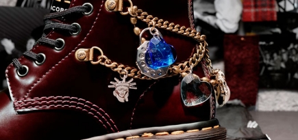 Marc Jacobs и Dr. Martens выпустят ботинки с брелоками и стразами