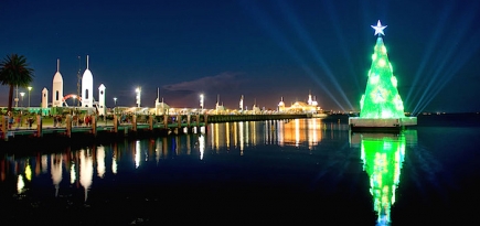 Плавающая елка в австралийском заливе Корио