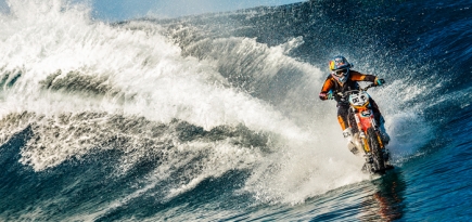 Все нипочем: мотоциклист-фрирайдер Робби Мэддисон \"оседлал\" волну