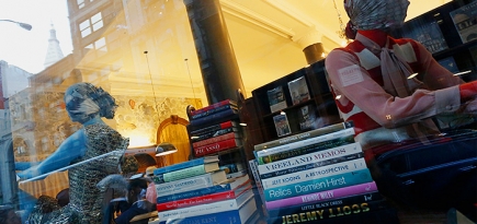 Андре Леон Телли оформил витрину книжного магазина Rizzoli