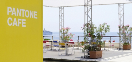 На вкус и цвет: летнее кафе Pantone