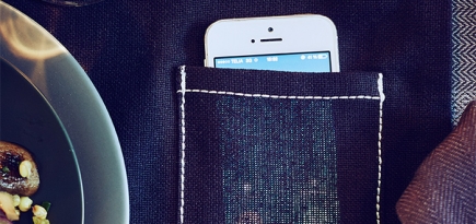 IKEA представила скатерть с чехлом для телефона