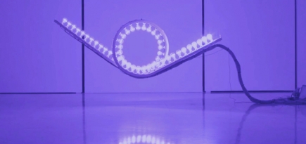 Эффект домино: световая инсталляция от испанской студии