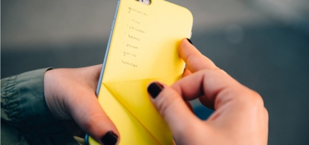 Не приложение, но для заметок: стикер-чехол для iPhone