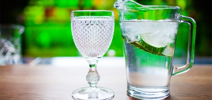 Какую воду мы пьем в ресторанах и почему она стоит так дорого?