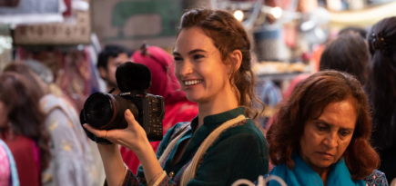 В Сети появились кадры из ромкома «При чем тут любовь?» с Лили Джеймс