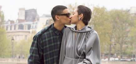Модели целуются на парижских улицах в новой кампании Balenciaga