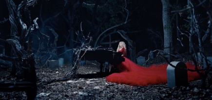 Аврил Лавин гуляет по ночному лесу в клипе на трек «I Fell In Love With The Devil»