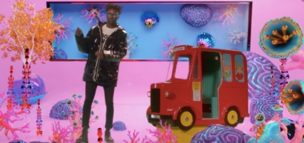 Музыканты Metronomy танцуют на зеленом фоне в клипе на трек «Walking in the Dark»