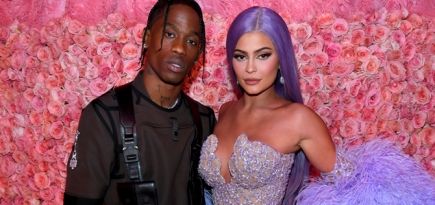 Трэвис Скотт усыпал дом Кайли Дженнер лепестками роз в честь ее дня рождения