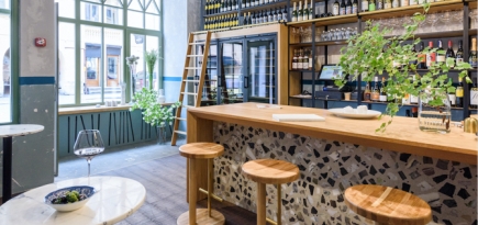 В Петербурге открылся винный магазин-бар Zazazu