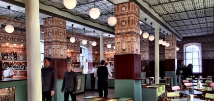 Уэс Андерсон оформил бар в пространстве фонда Prada