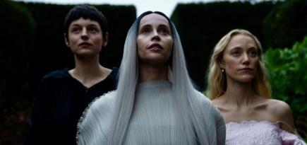 Вышел трейлер фильма «100 ночей героя» с Эммой Коррин и Charli XCX