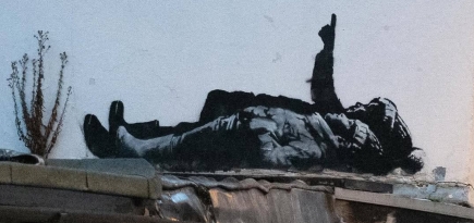 В Лондоне появились два новых граффити Бэнкси