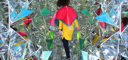 Калейдоскоп высотой с человека: новая жизнь морского контейнера