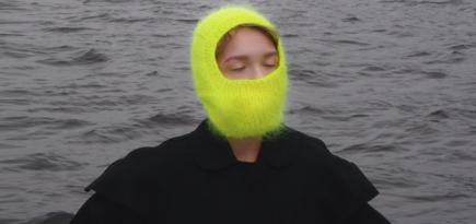 Неоновая балаклава и варежки на резинке: выбираем новогодние подарки у российских марок