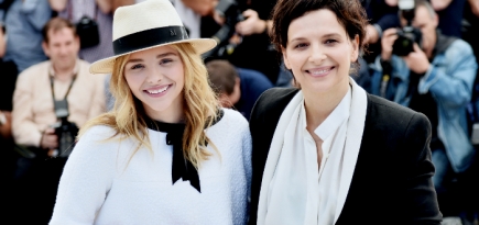 Жюльет Бинош и Хлоя Морец на фотоколле фильма \"Зильс-Мария\"