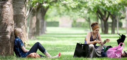 Элизабет Олсен, Дакота Фаннинг и Деми Мур в трейлере фильма \"Очень хорошие девочки\"