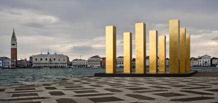 Инсталляция \"Небо над девятью колоннами\" на архбиеннале в Венеции