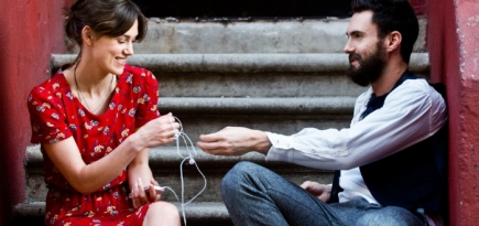 Кира Найтли и Адам Левин в трейлере \"Начать сначала\"