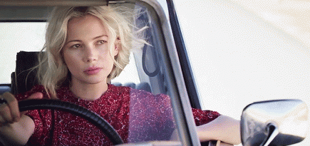 Мишель Уильямс и Алисия Викандер в фильме Louis Vuitton